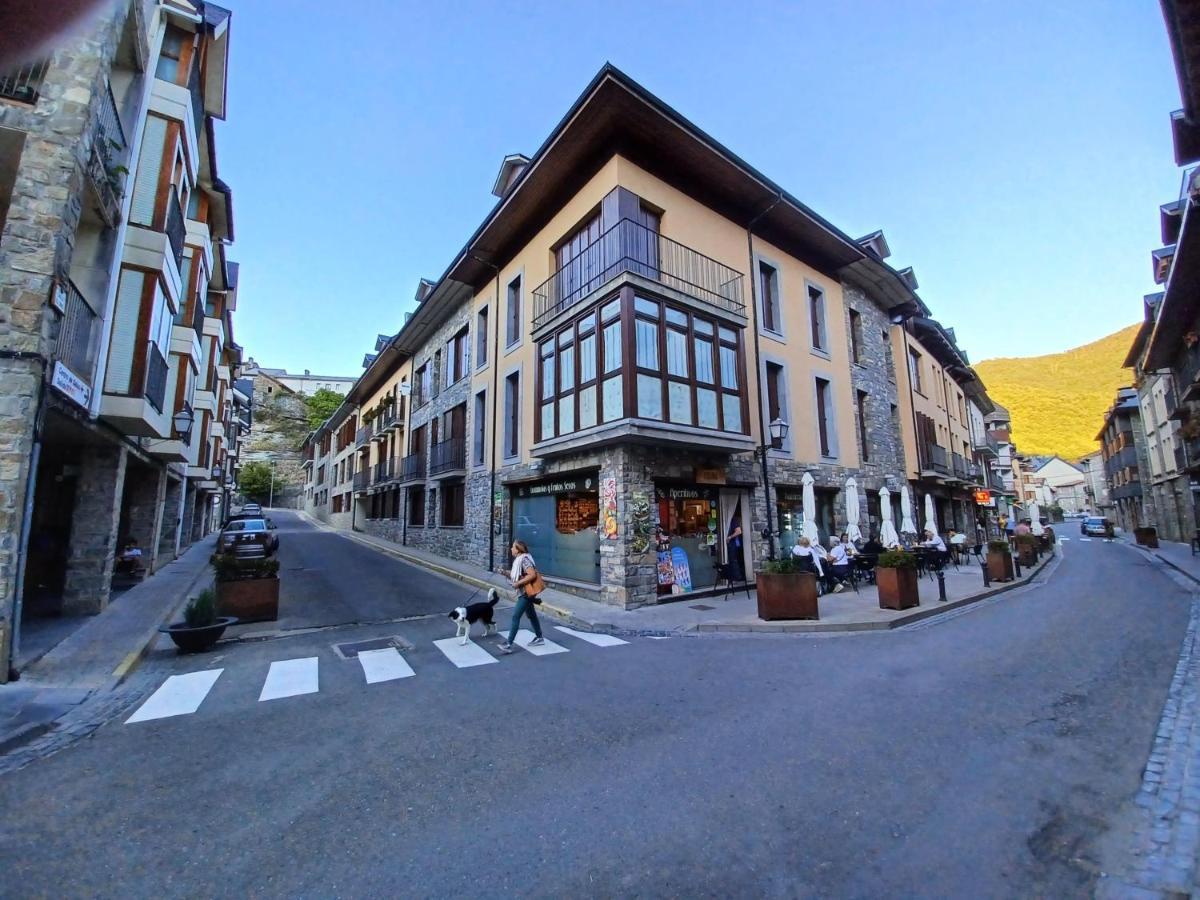 En El Pleno Centro De Biescas Con Garaje, Ascensor Y Wifi Apartment Exterior photo
